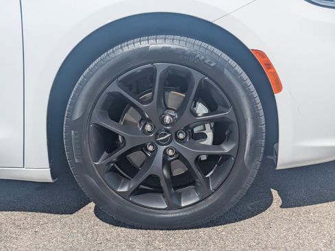 Used 2023 Chrysler Pacifica Limited w/ S Appearance Package image 10