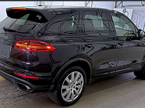 Used 2017 Porsche Cayenne Platinum Edition AWD/4WD image 2