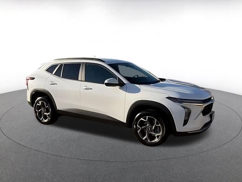 Used 2025 Chevrolet Trax LT image 2