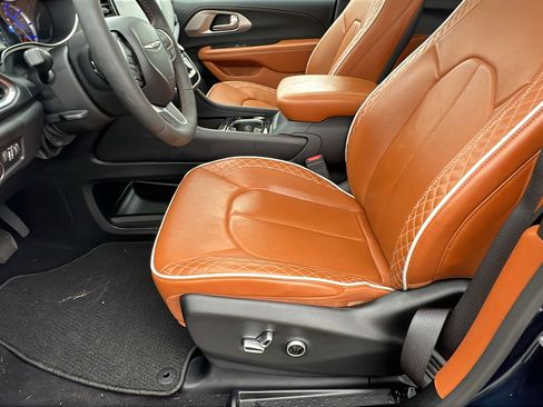 Used 2024 Chrysler Pacifica Pinnacle image 16