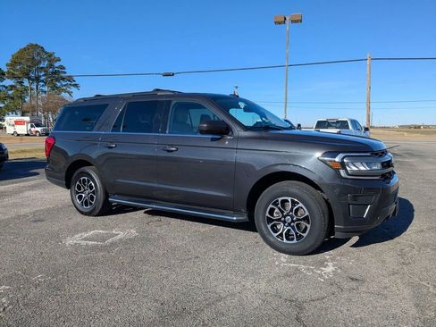 Used 2023 Ford Expedition Max XLT image 3