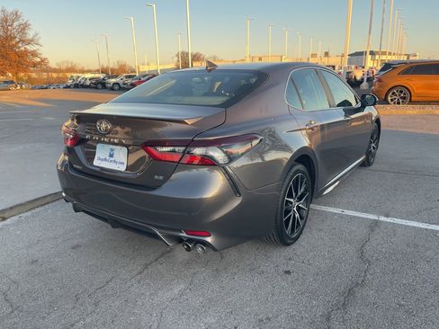 Used 2021 Toyota Camry SE image 3