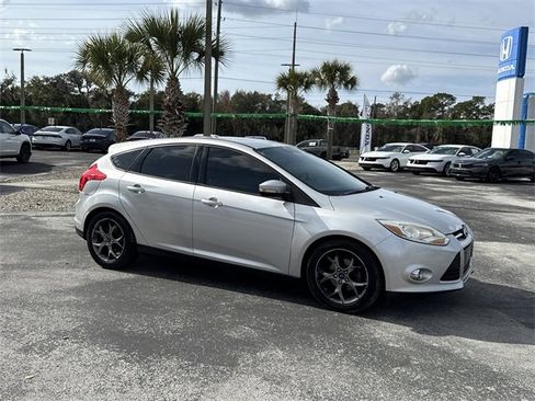 Used 2014 Ford Focus SE w/ Equipment Group 201A image 3