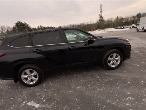 Used 2022 Toyota Highlander LE image 9