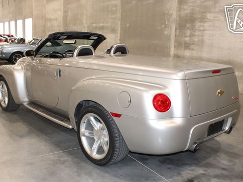 Used 2004 Chevrolet SSR w/ Preferred Equipment Group RWD image 7