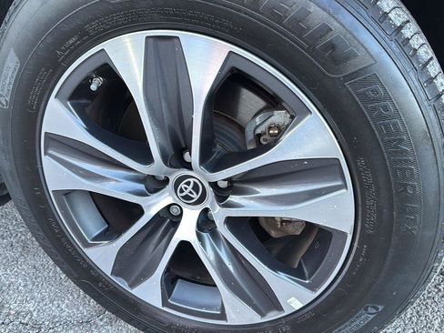 Used 2023 Toyota Highlander XLE image 9