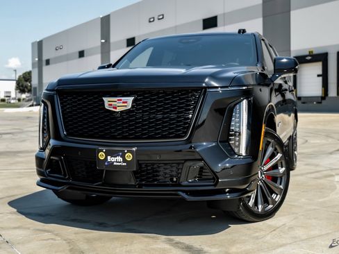 Used 2025 Cadillac Escalade V image 3