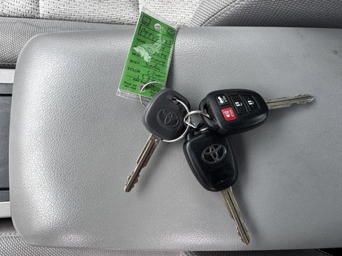 Used 2014 Toyota Camry LE image 11