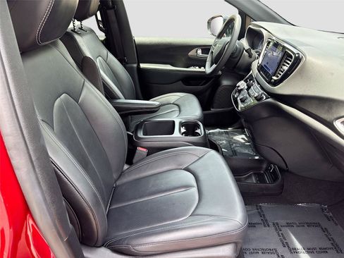 Used 2025 Chrysler Pacifica Select FWD image 29