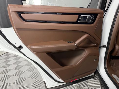 Used 2023 Porsche Cayenne S image 29