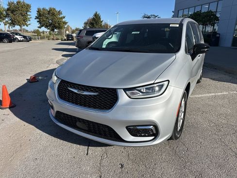 New 2026 Chrysler Pacifica Select image 11