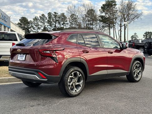 Used 2025 Chevrolet Trax LT w/ LT Convenience Package image 10