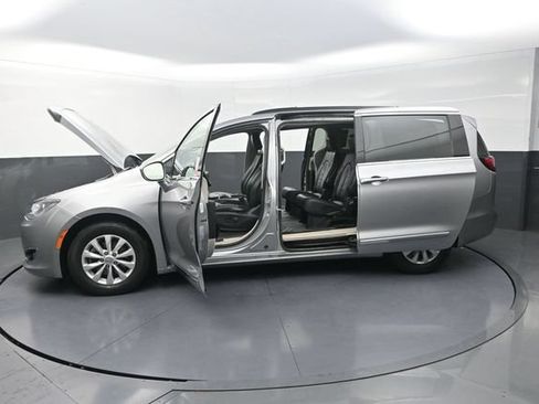 Used 2017 Chrysler Pacifica Touring-L FWD image 33