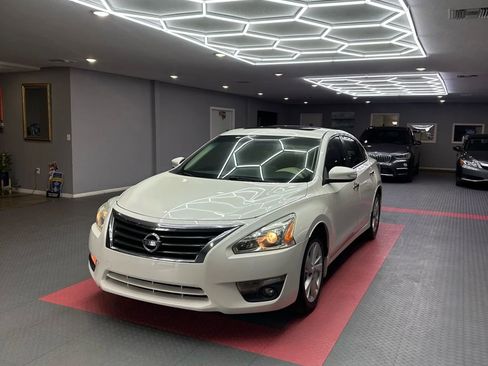 Used 2015 Nissan Altima 2.5 SV w/ Convenience Package FWD image 2