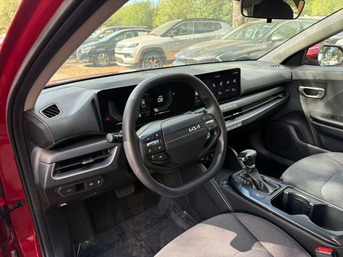 Used 2025 Kia K4 LXS image 31