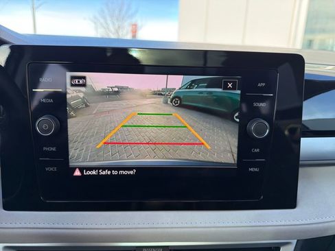 Certified 2025 Volkswagen Taos SE image 21