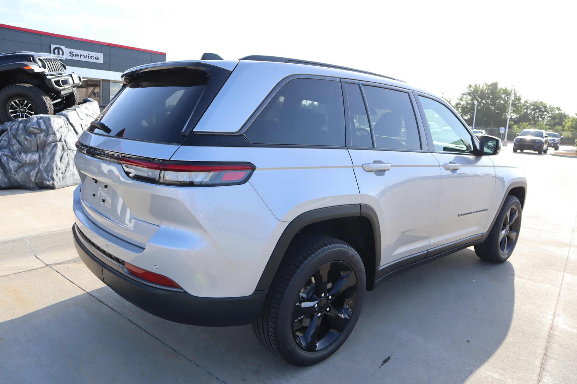 New 2026 Jeep Grand Cherokee Limited w/ Limited Altitude Package AWD/4WD image 22
