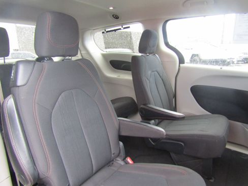 Used 2017 Chrysler Pacifica Touring Plus w/ Tire & Wheel Group image 31