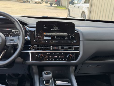 Used 2024 Nissan Pathfinder SL AWD/4WD image 14