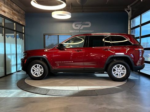 Used 2023 Jeep Grand Cherokee Laredo w/ Luxury Tech Group I AWD/4WD image 6
