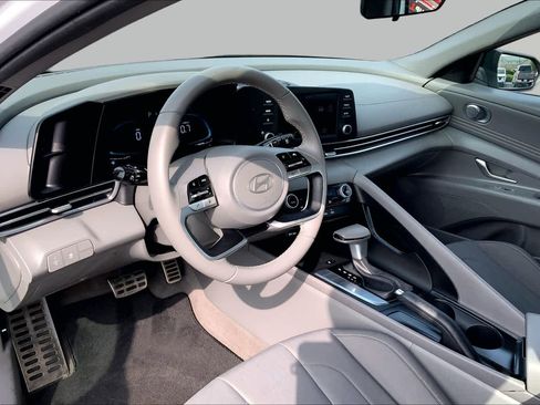 Used 2025 Hyundai Elantra Sport FWD image 15