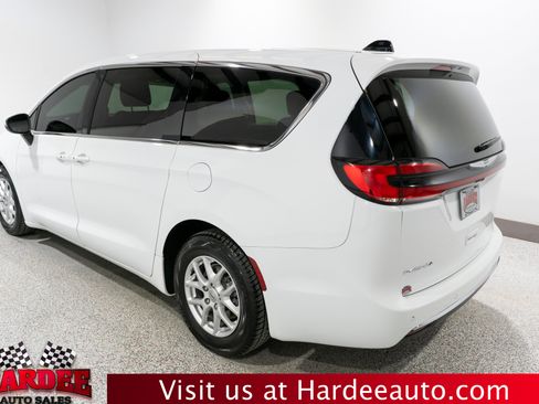 Used 2023 Chrysler Pacifica Touring-L FWD image 3