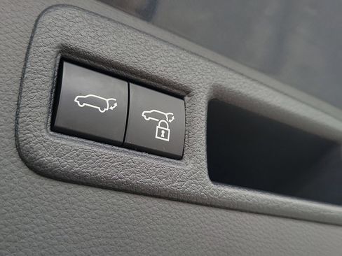 Used 2024 Toyota Venza LE AWD/4WD image 8