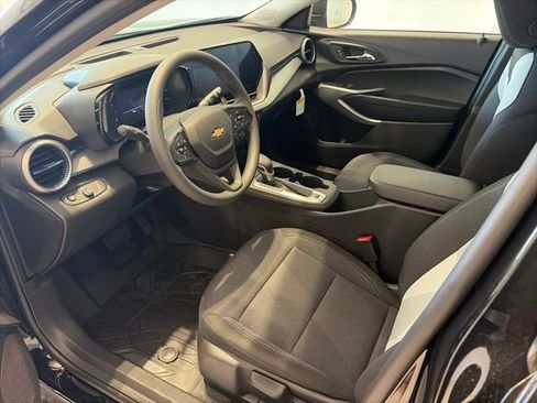 Used 2026 Chevrolet Trax LS w/ LS Convenience Package FWD image 8