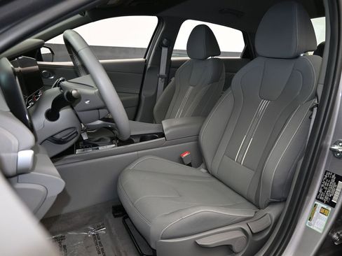 Used 2023 Hyundai Elantra SEL w/ Convenience Package image 10