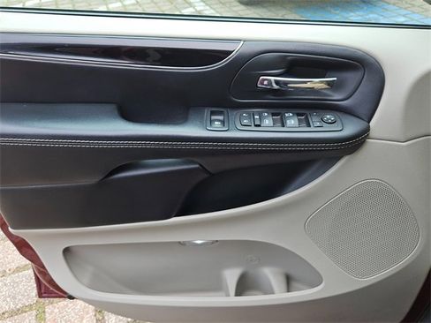 Used 2020 Dodge Grand Caravan SXT image 27