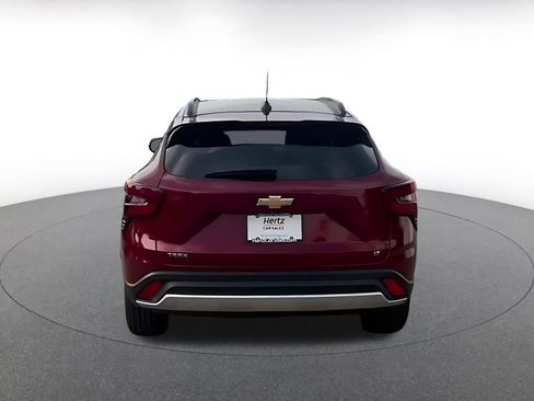 Used 2025 Chevrolet Trax LT FWD image 11
