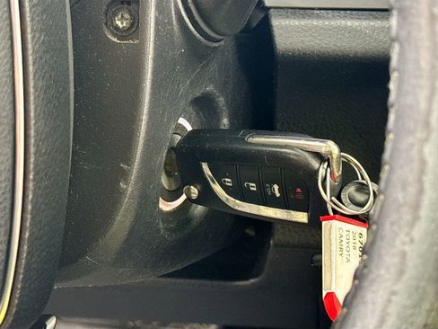 Used 2018 Toyota Camry SE w/ Moonroof Package FWD image 16