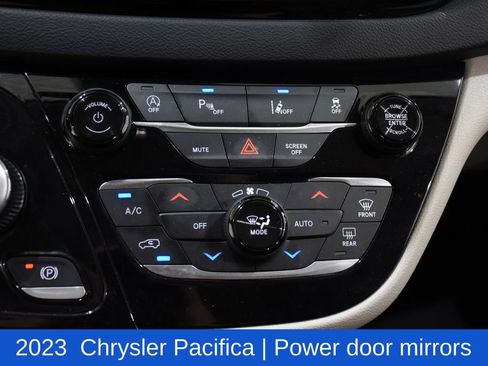 Used 2023 Chrysler Pacifica Touring-L FWD image 21