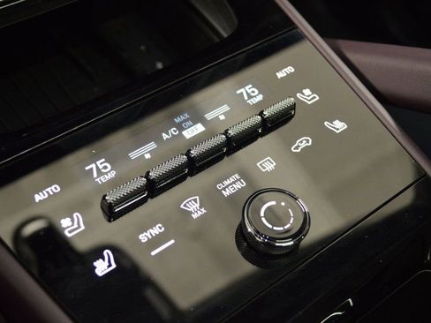 Certified 2025 Porsche Cayenne Coupe image 34