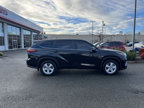 Certified 2023 Toyota Highlander LE image 5