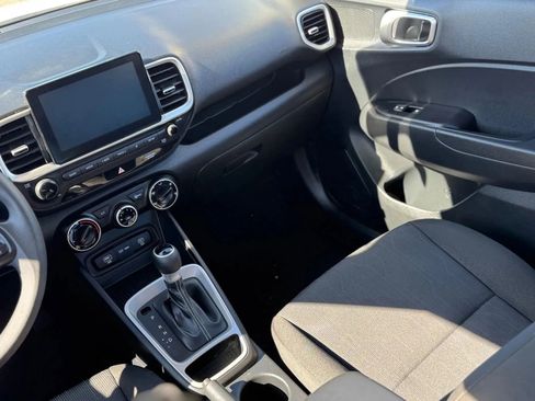 Used 2023 Hyundai Venue SE FWD image 17