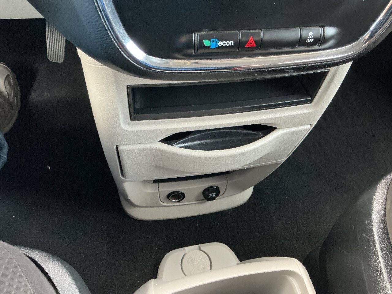 Used 2012 Dodge Grand Caravan SE FWD image 26