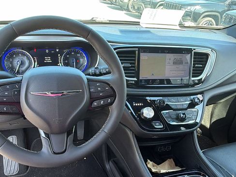 Used 2025 Chrysler Pacifica Limited FWD image 27