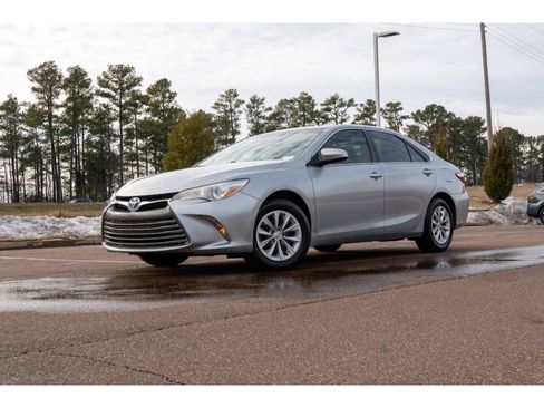 Used 2017 Toyota Camry LE image 1