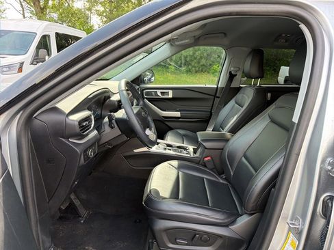 Used 2023 Ford Explorer XLT w/ Equipment Group 202A AWD/4WD image 5