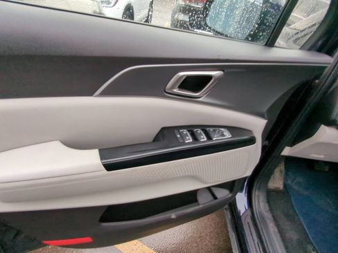Used 2023 Kia Carnival LX FWD image 8