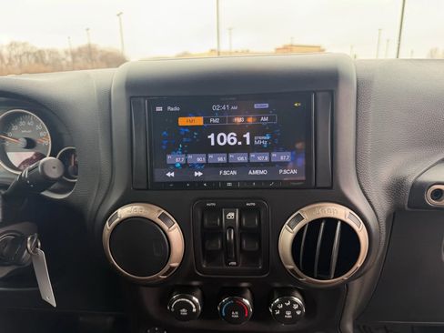 Used 2017 Jeep Wrangler Unlimited Sahara image 40