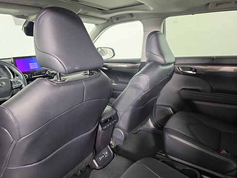 Used 2024 Toyota Highlander Limited FWD image 26