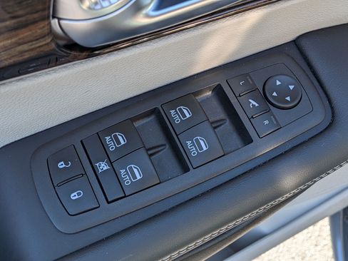 Used 2023 Chrysler Pacifica Limited image 16