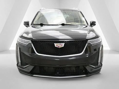 Used 2023 Cadillac XT6 Sport w/ Platinum Package image 2