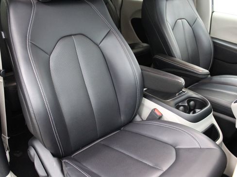 Used 2024 Chrysler Pacifica Limited FWD image 30