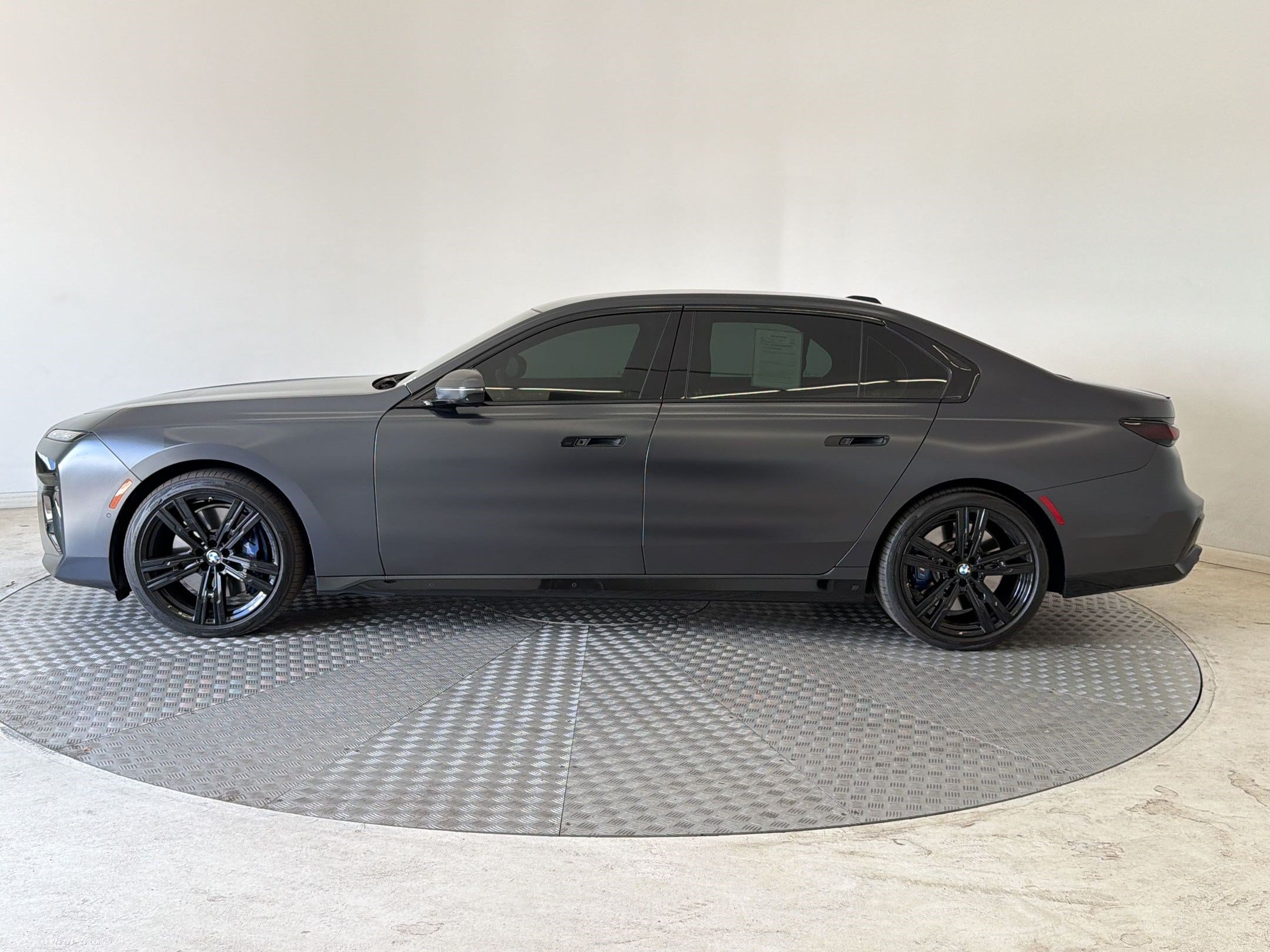 Used 2023 BMW 760i xDrive w/ Executive Package AWD/4WD image 2