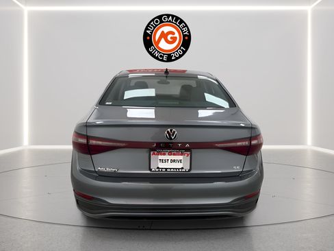 Used 2025 Volkswagen Jetta SE FWD image 4
