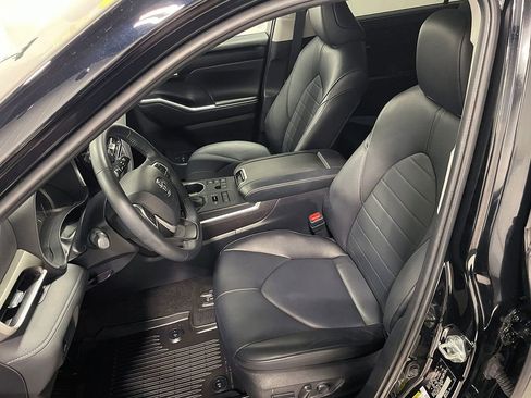Used 2023 Toyota Highlander XLE image 18