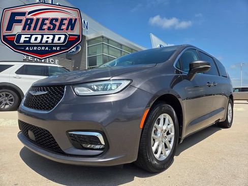 Used 2023 Chrysler Pacifica Touring-L FWD image 1